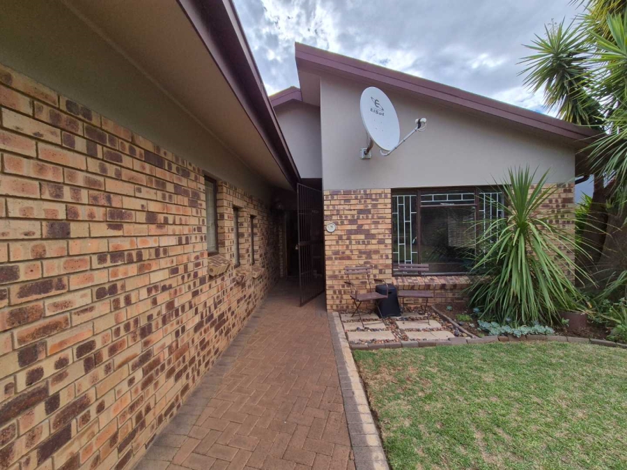 4 Bedroom Property for Sale in Heuwelsig Free State